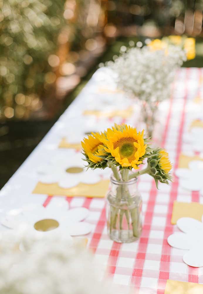 Para dá um toque especial à decoração, escolha arranjos de flores e coloque como centro de mesa fazendinha.