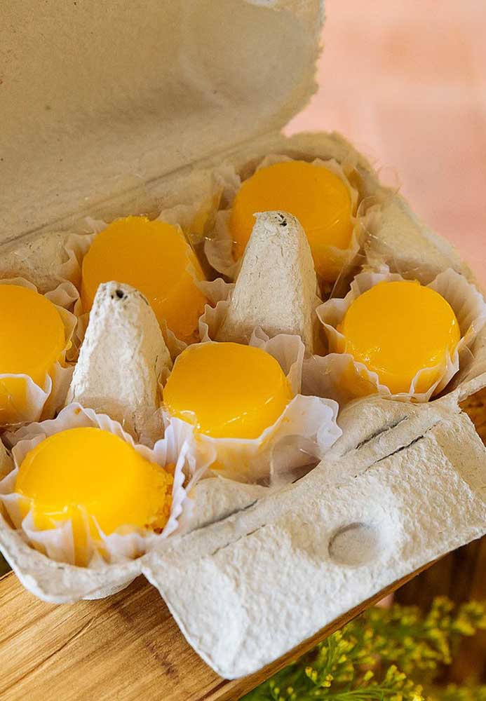Olha como você pode servir o quindim para os convidados: dentro da caixinha de ovo.