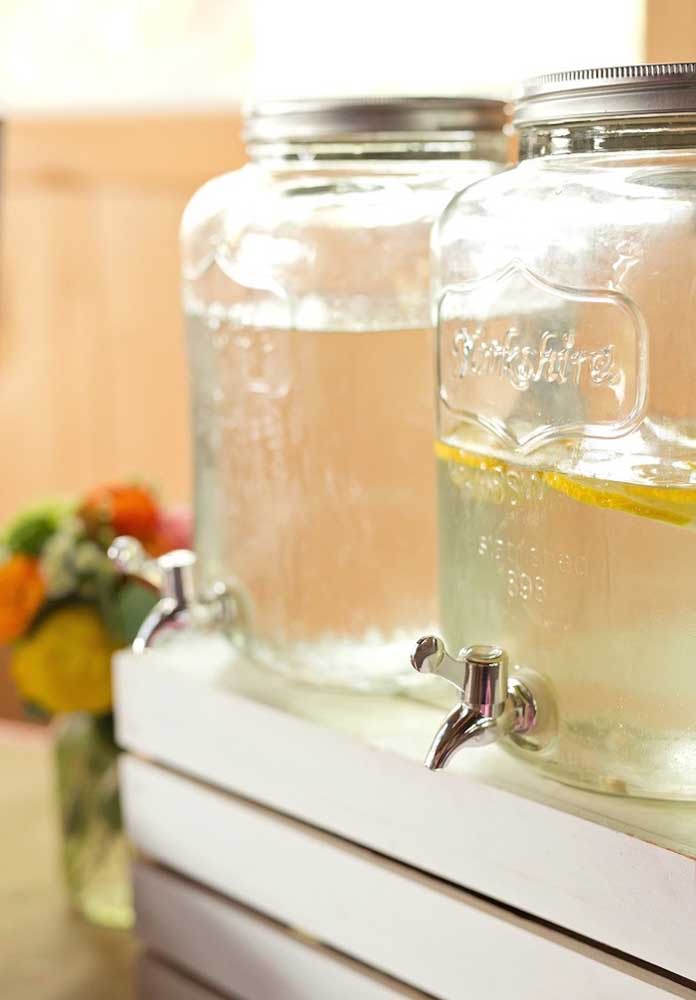 Já sabe o que vai servir na festa fazendinha? Uma boa opção é a água aromatizada para refrescar se estiver muito calor.