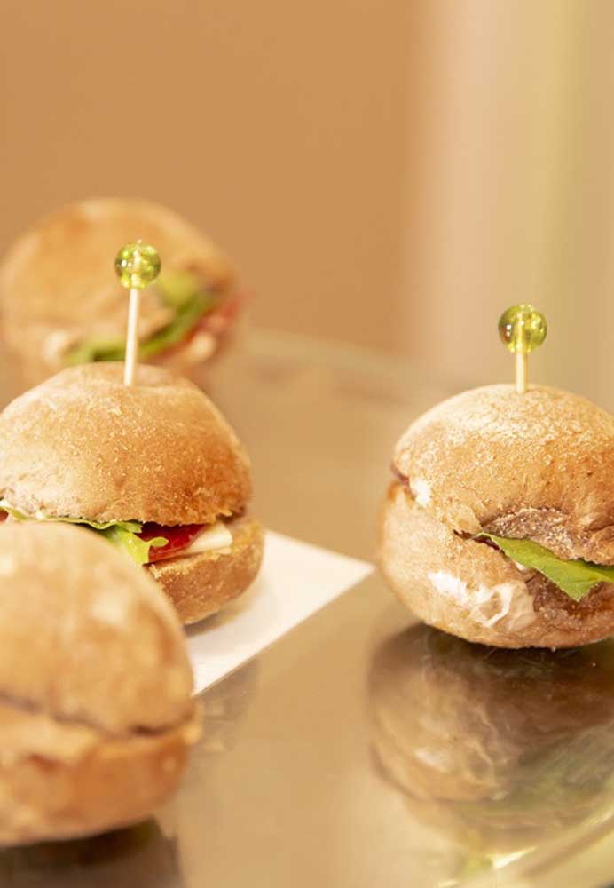 Coloque sanduíches no cardápio festa fazendinha porque é algo mais prático e rápido de servir.