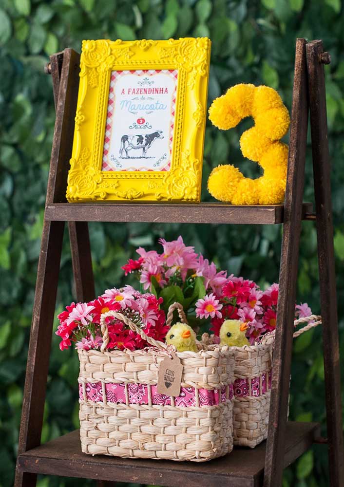 Faça uma decoração com cestas de flores quadros personalizados para uma festa fazendinha mais delicada.