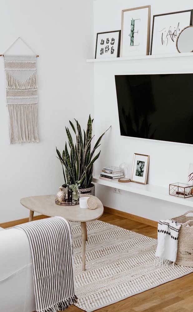 Light furniture and natural fibers are the highlight of this other small room 