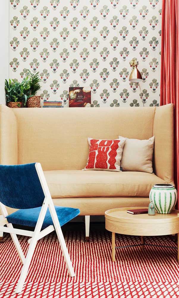 And for those who love decorating in bright colors, this small living room is a source of inspiration.