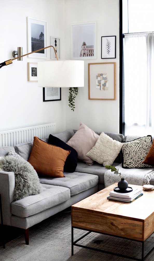 Frames, pillows and a lamp to attract your attention: hand-selected elements make up this small living room