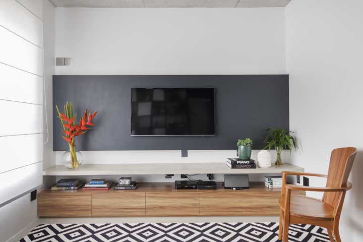 Rack de madeira com painel cinza para uma sala moderna e cheia de estilo