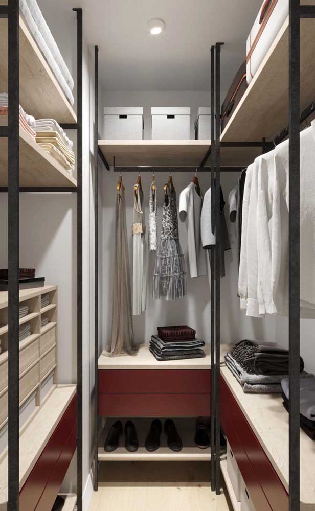 Marcenaria simples e moderna para o pequeno closet de casal