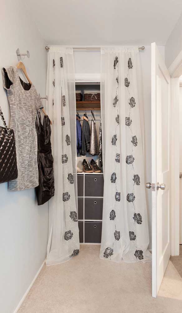 Uma cortininha simples e voilà...seu closet pequeno está lindo e pronto!