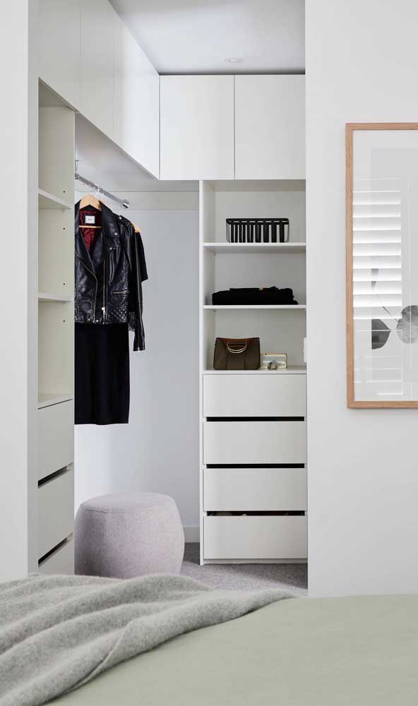 Closet pequeno planejado com prateleiras, armários e nichos