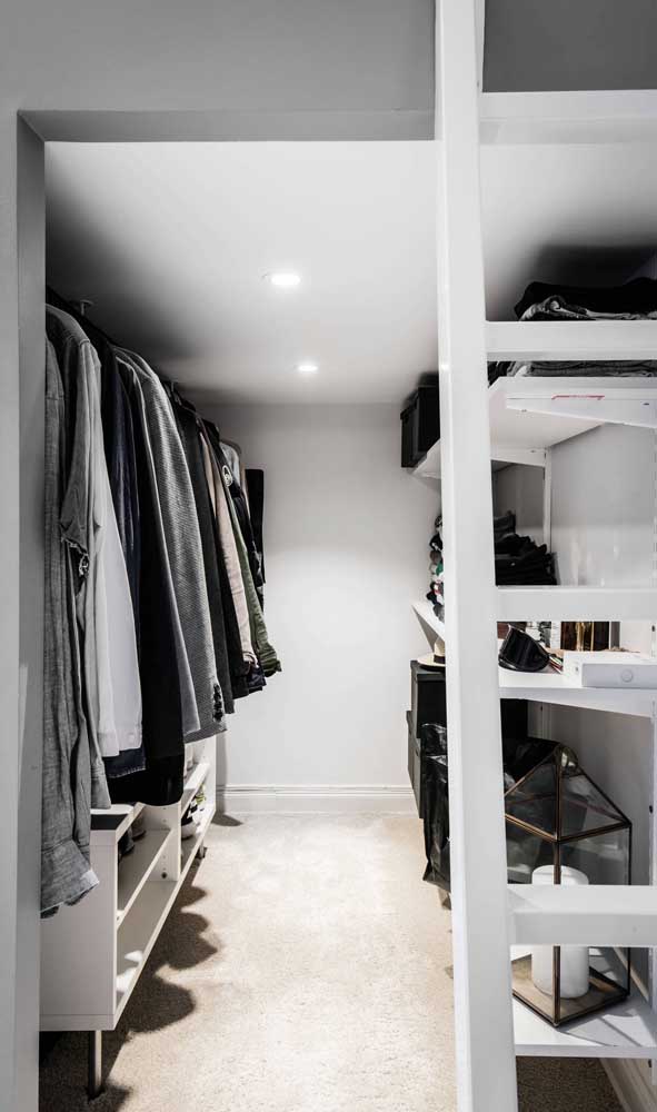 Móveis modulares, araras e prateleiras formam a combinação ideal para quem deseja um closet pequeno e barato