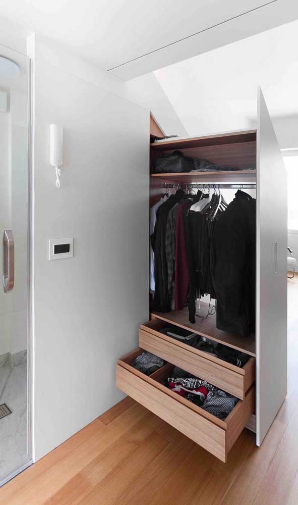 Pensou em ter um closet retrátil? Essa é uma ideia bem inovadora e perfeita para quem tem pouco espaço no quarto