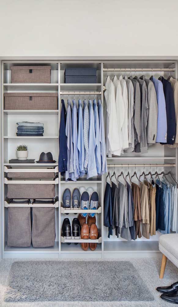 Cestos e caixas organizadoras são itens perfeitos para manter a organização dentro do closet