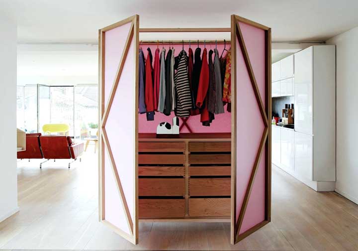 Um closet no meio da sala de casa: já pensou nessa possibilidade?