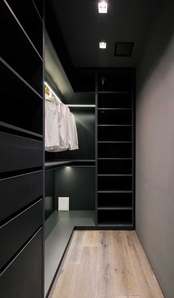 A marcenaria preta trouxe elegância e sofisticação para esse pequeno closet
