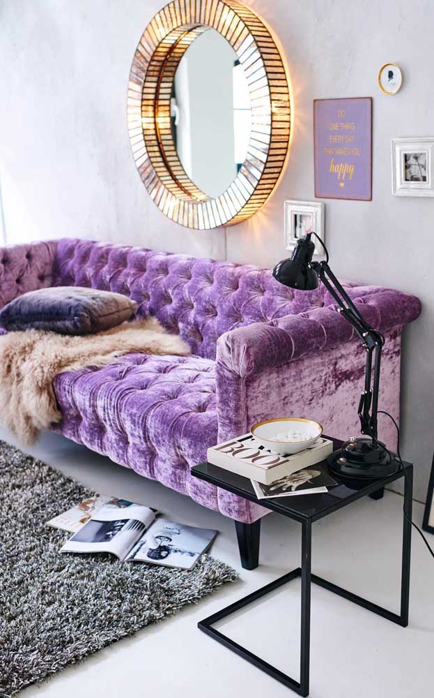 Preto e dourado para intensificar a atmosfera glamorosa trazida pelo sofá roxo claro de veludo 