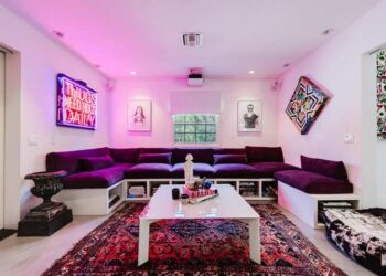 Sofá roxo: como escolher e ideias incríveis para decorar sua sala