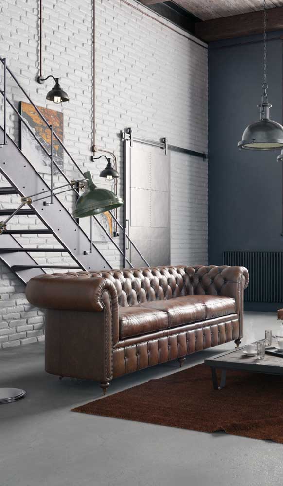 Já nessa sala de estilo industrial o sofá Chesterfield vem para provar toda sua versatilidade 
