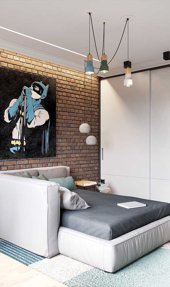 Here, the brick wall guarantees the modern and stripped-down style, especially when combined with the superhero frame and the colorful light fixture.