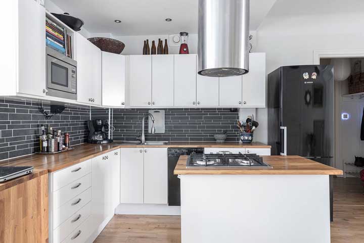 Geladeira preta inverse envelopada: um novo visual para a cozinha de estilo clean e moderno