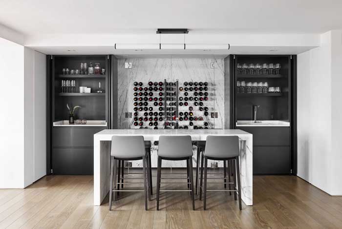 And for those who have space left, why not dedicate an entire environment to the home bar?