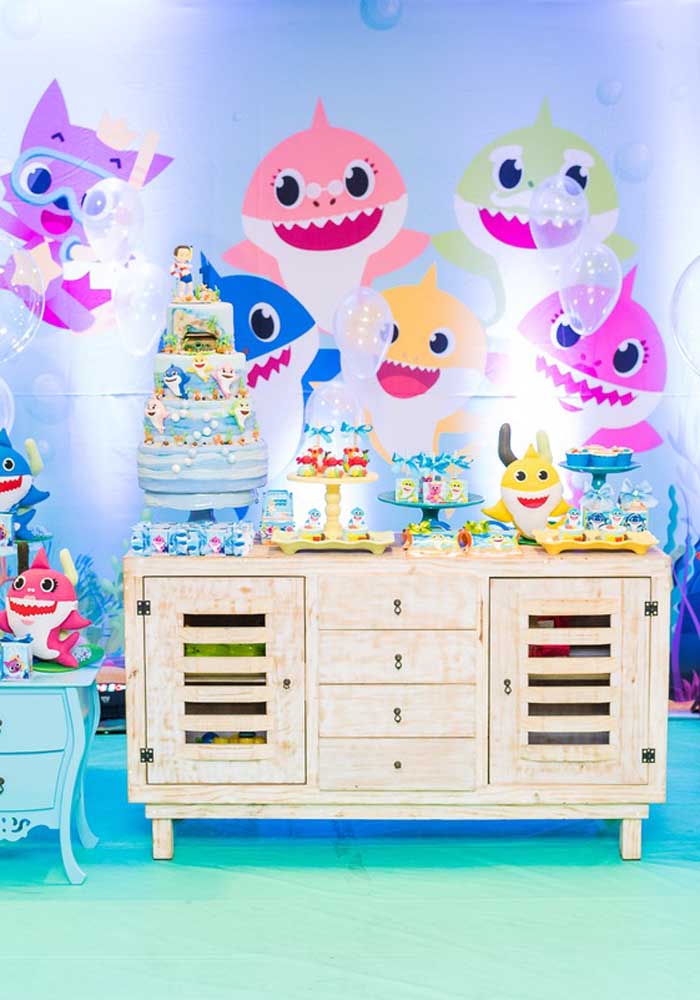 O que acha de aproveitar alguns móveis antigos na festa tema Baby Shark?