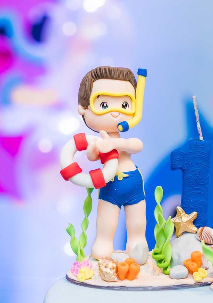 O que acha de colocar o boneco do aniversariante no topo de bolo Baby Shark?