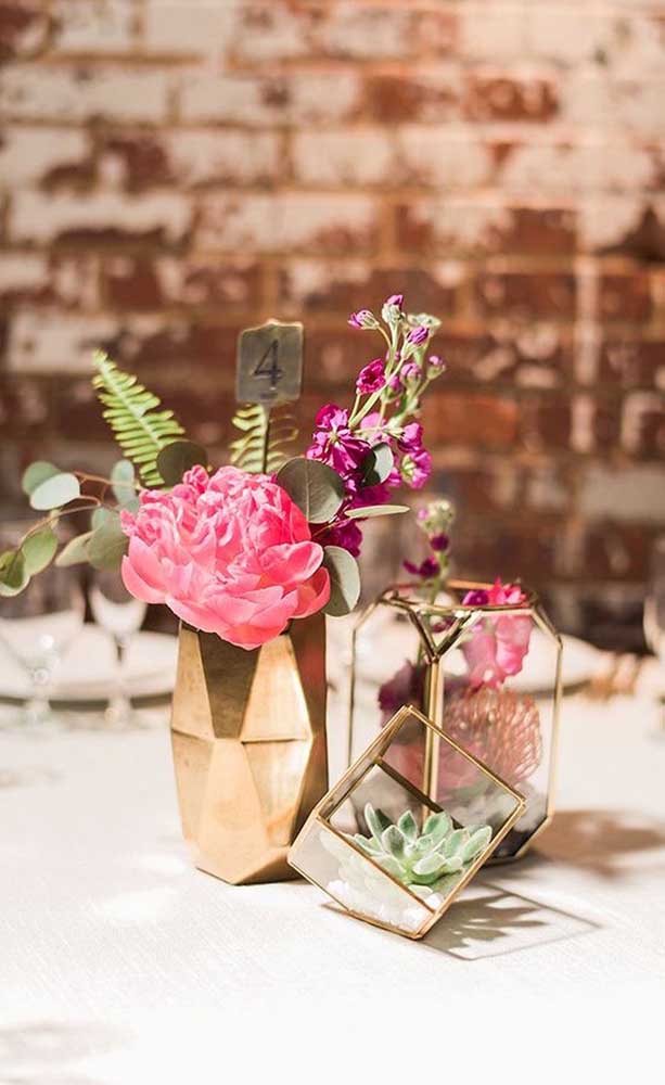 Pequenos e delicados arranjos de flores em cada mesa da festa