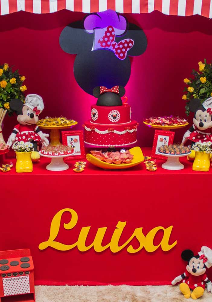 Olha que bolo Minnie vermelha mais criativo para ser o centro da mesa do aniversário.