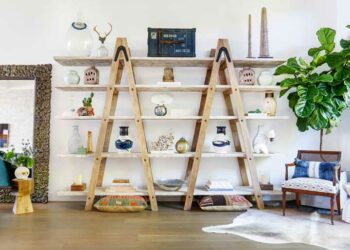 Estante escada: como fazer, por que ter uma e inspirações lindas