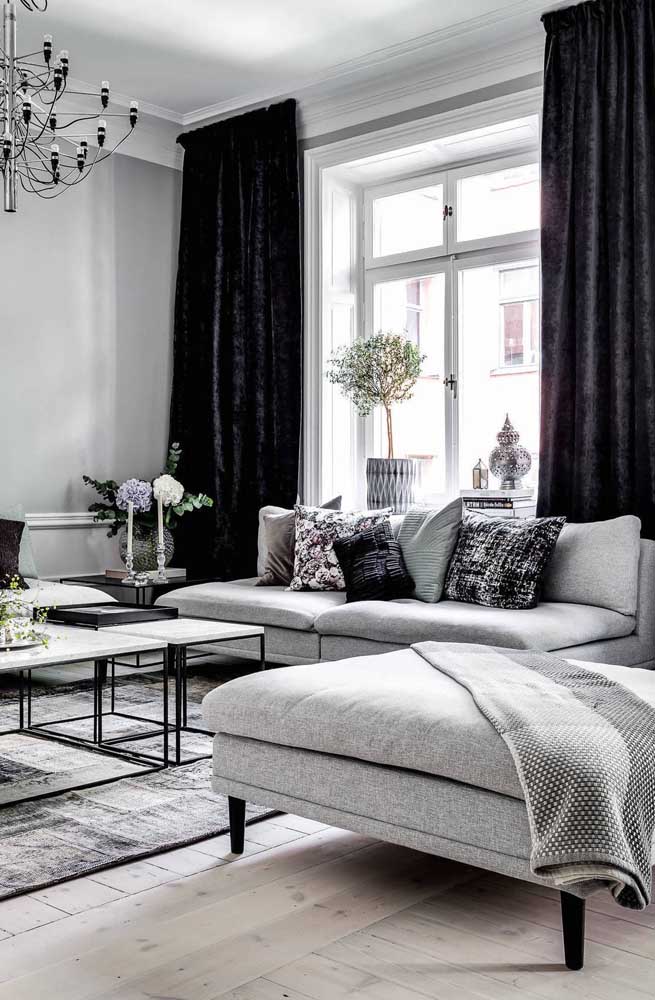A cortina blecaute preta fechou com muito estilo a decoração dessa sala de estar moderna em duas cores