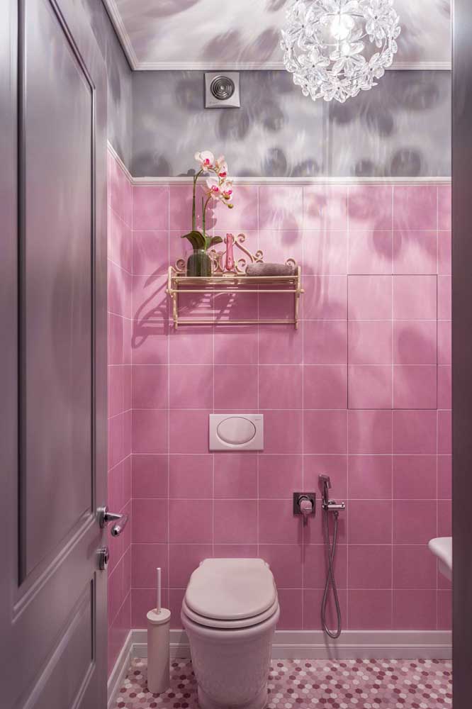 Muito delicado e romântico esse banheiro com azulejo pintado de cor de rosa. Repare que a decoração conversa diretamente com as cores