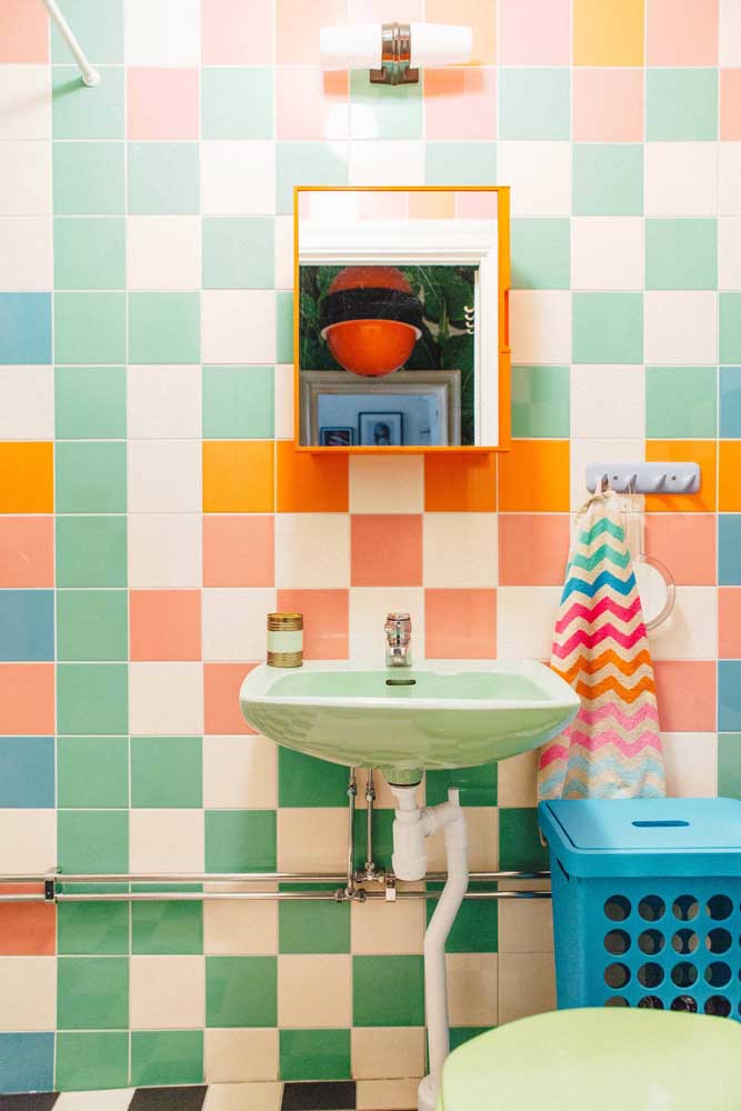 Banheiro retrô com azulejo todo colorido, um charme só!