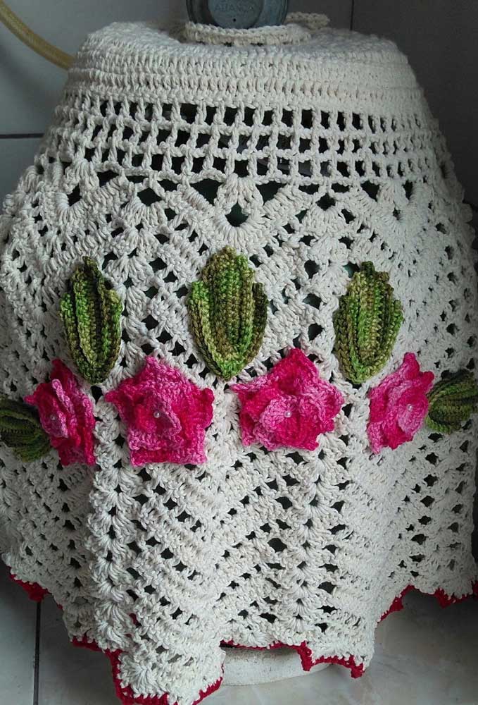 Capa de botijão em crochê feita com barbante e finalizada com flores e folhas de crochê
