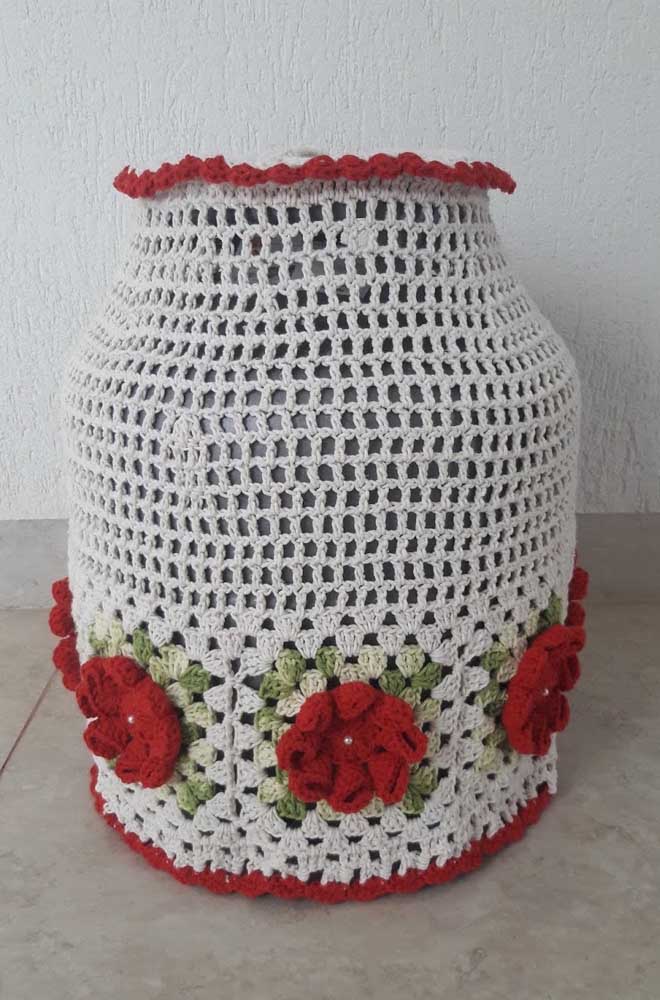 Capa de botijão em crochê feita com barbante e flores vermelhas para contrastar 