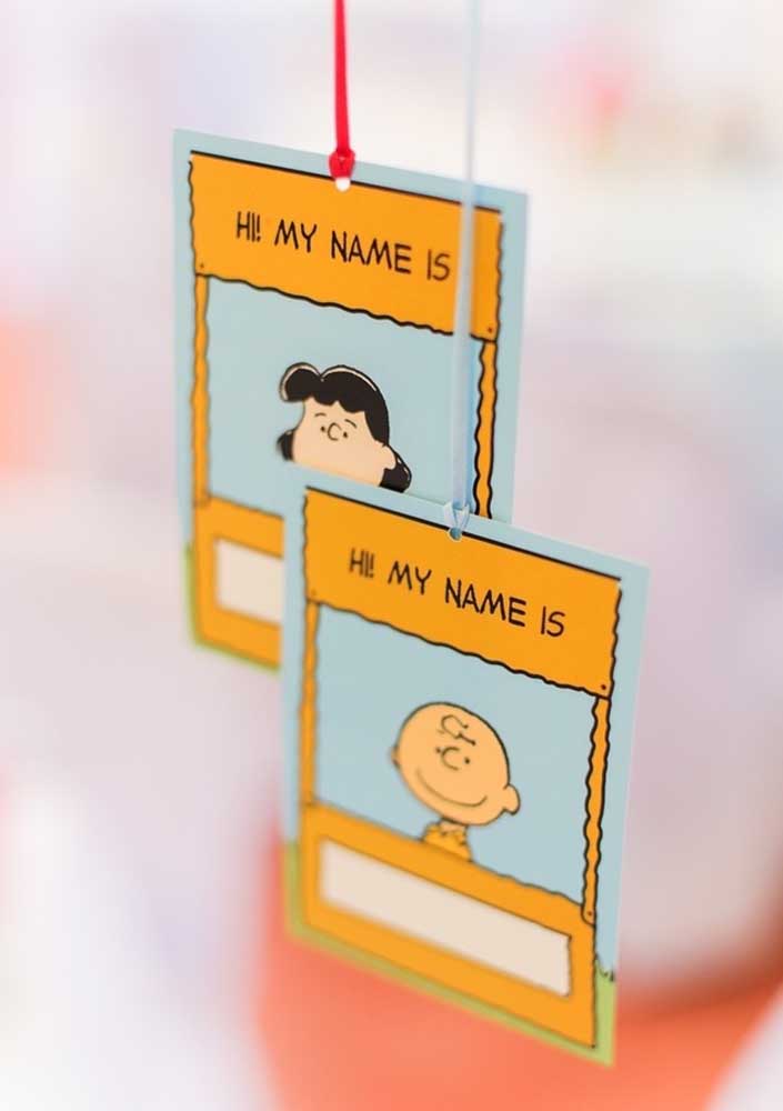Crachás personalizados para distribuir para as crianças durante a festa do Snoopy