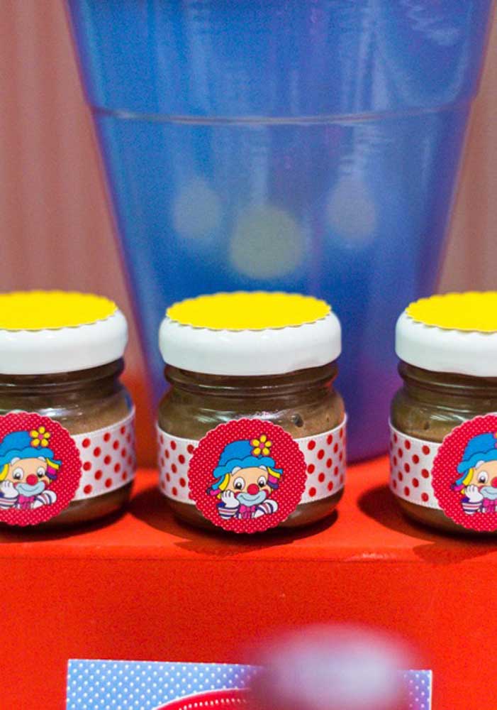 A ideia aqui é oferecer potinhos com creme de avelã como lembrancinha da Festa Patati Patatá