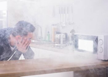 Como tirar cheiro de queimado do microondas: receitas e dicas caseiras