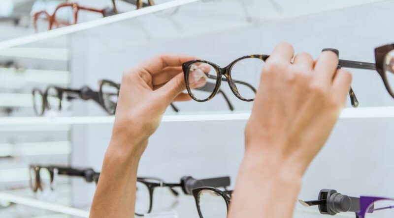 Como tirar arranhões de óculos: veja como remover passo a passo