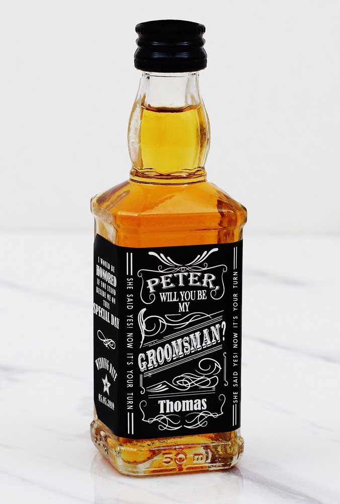 Mini garrafas de whisky personalizadas para os padrinhos