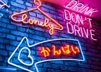 Letreiro neon: como usar na decoração, dicas e ideias inspiradoras