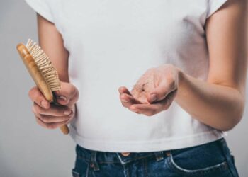 Como limpar escova de cabelo: cuidados e passo a passo simples