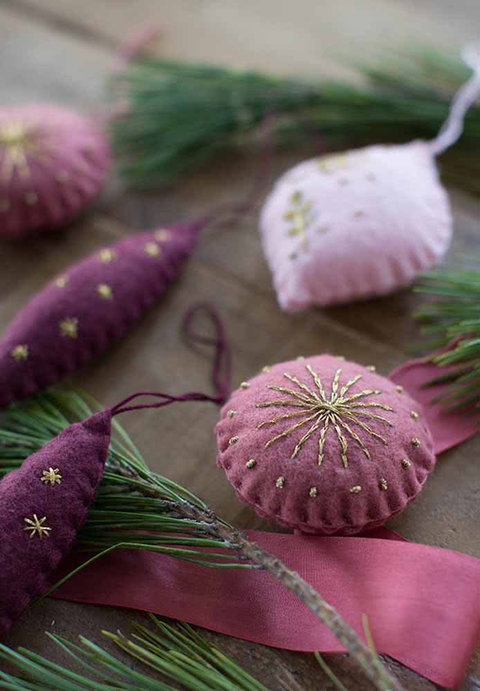 Enfeites de feltro para complementar a decoração da época mais querida do ano.