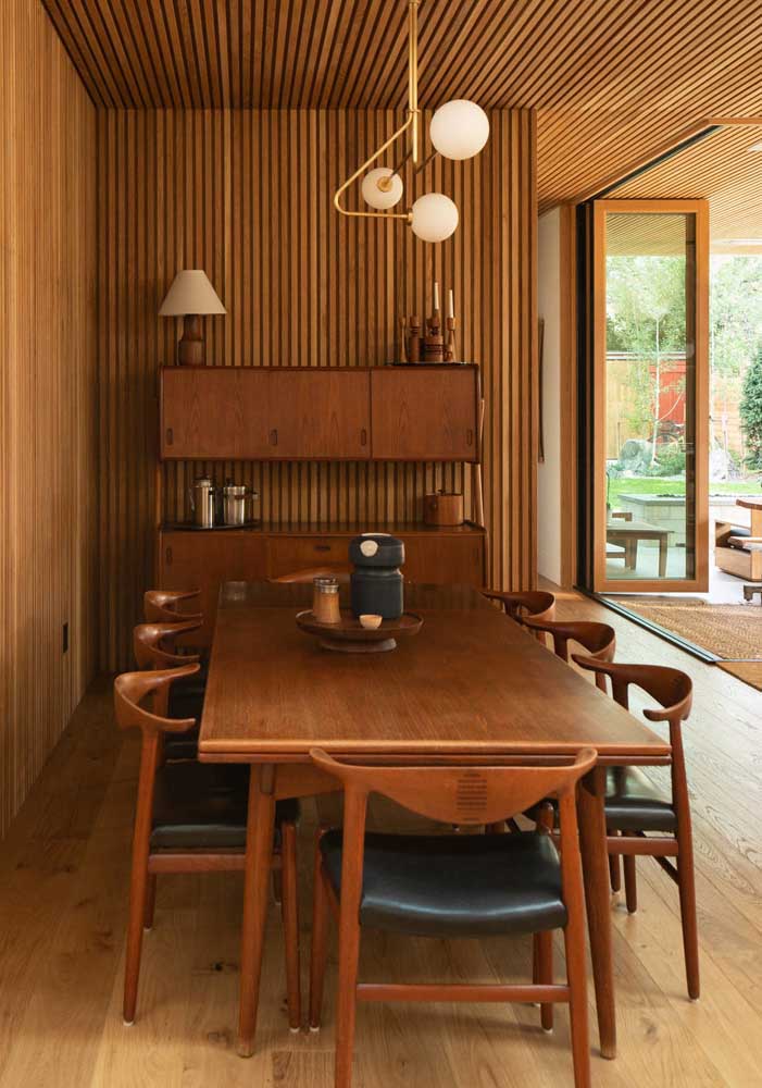 A madeira domina a decoração dessa sala de jantar