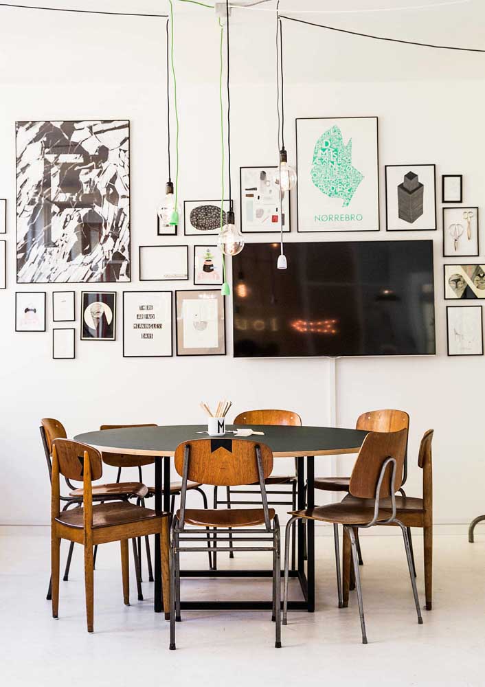 Cadeiras de estilo retrô marcam o entorno da mesa de jantar moderna