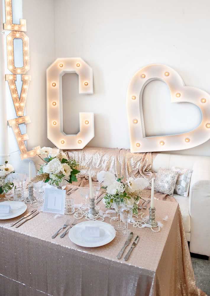 Mesa posta decorada com glamour para a noite romântica 