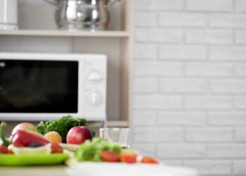 O que pode ou não pode ir no micro-ondas: descubra tudo aqui