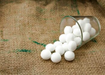 Para que serve naftalina: quais os riscos e como usar com segurança?