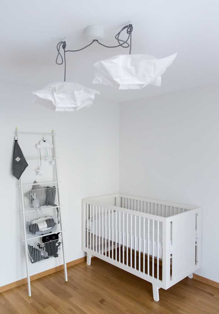 Quarto de bebê minimalista com lustre branco e moderno