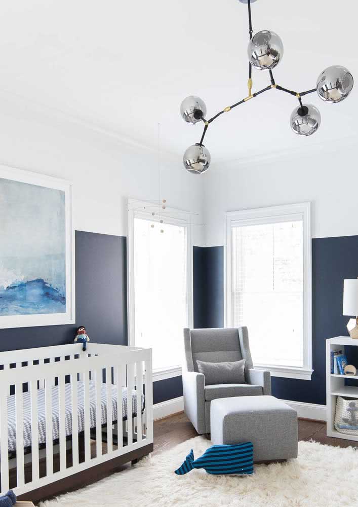 Aqui, o quarto de bebê masculino ganhou um lustre prateado super moderno