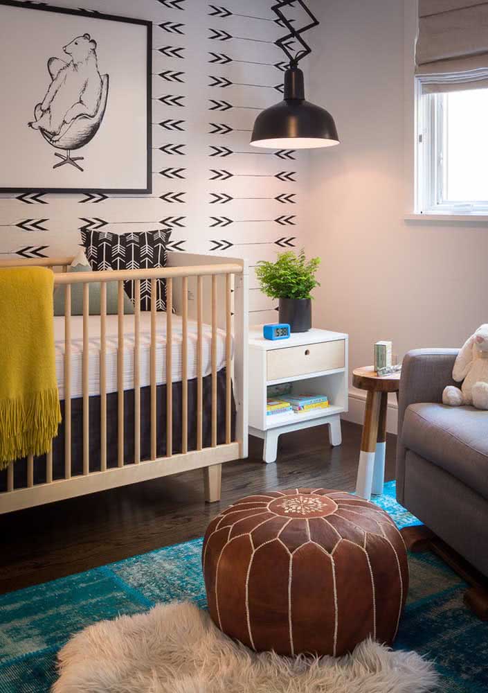 Moderninho, esse lustre preto é um dos destaques da decoração do quarto do bebê 