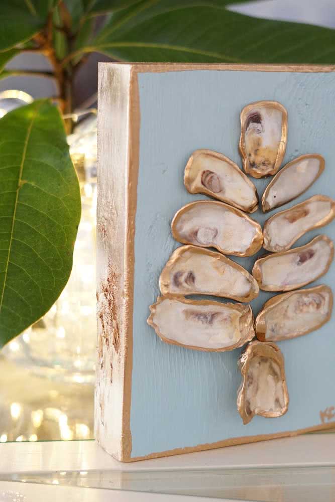 Caixinha de madeira decorada com conchas do mar